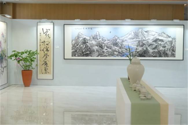 人在画中、画在景中 来彭州牡丹山水主题书画展赏牡丹